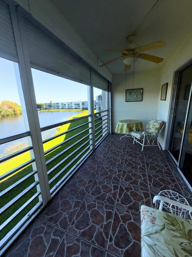Building Photo - 3058 Ainslie Dr