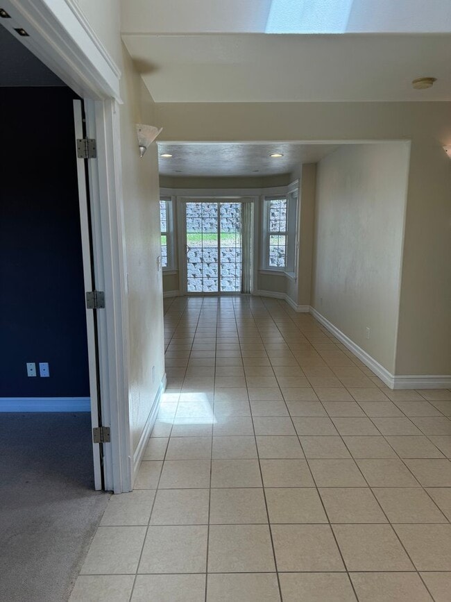 Building Photo - Beautiful large house in the South Hills!  $1,000 OFF YOUR FIRST MONTH'S RENT!