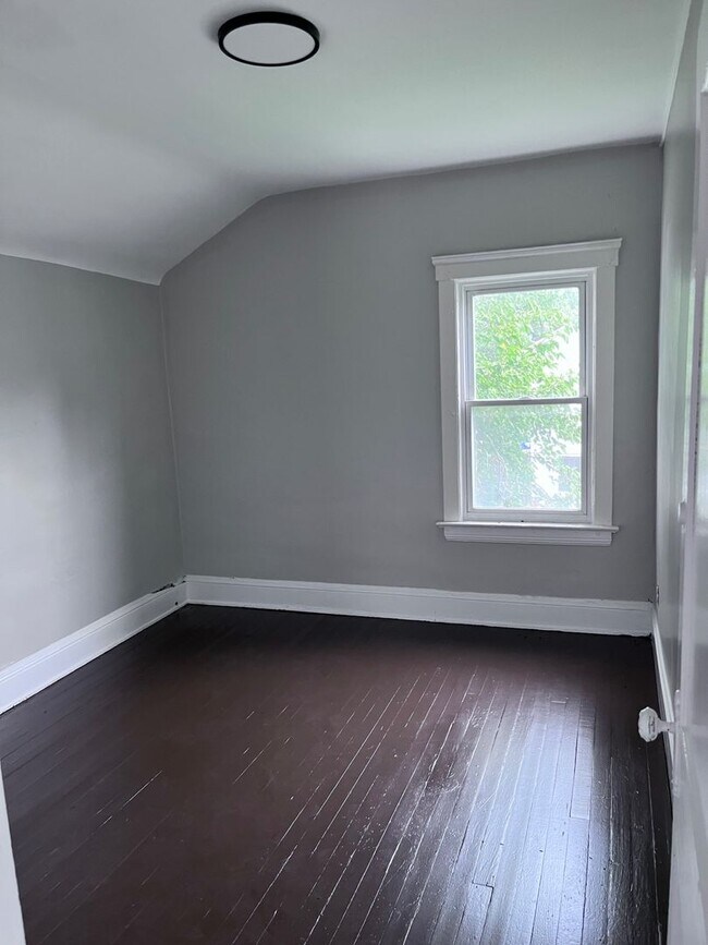 Building Photo - 10705 Greenlawn Ave