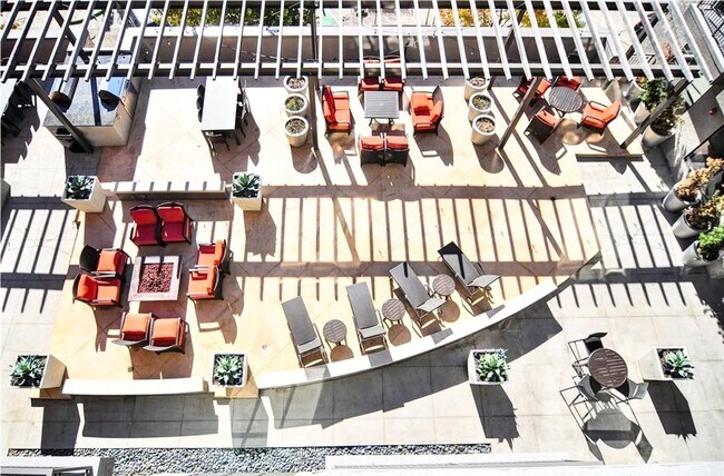 Building Photo - Sun Soaked Penthouse in Dallas