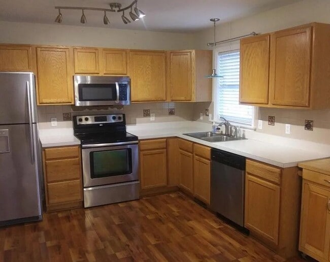 Building Photo - 812 Knoll Dr