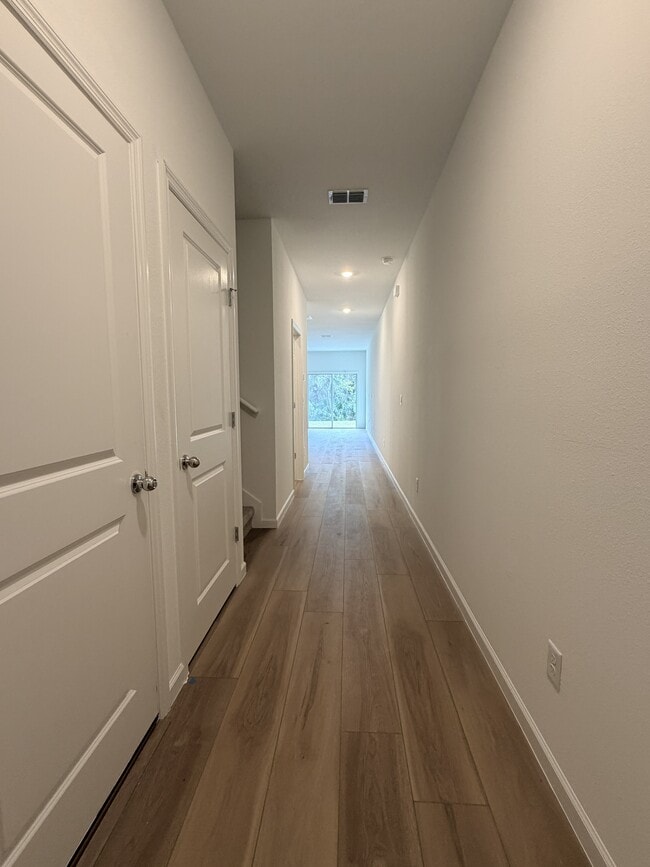 Building Photo - 523 Holly Lks Dr