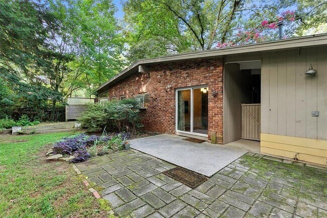 Building Photo - 2627 Woodacres Rd NE