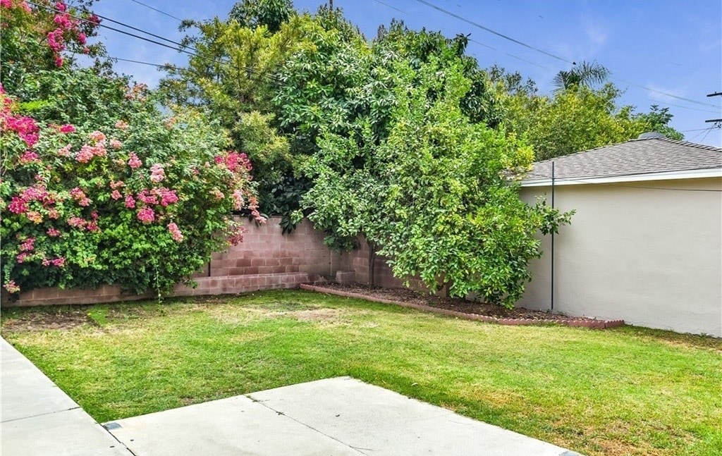 Building Photo - 6434 Densmore Ave