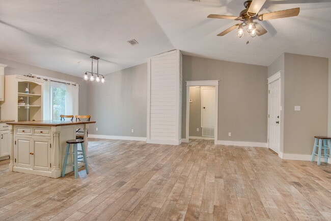 Building Photo - Navarre 3BR/2BA Home Near Beaches & Hurlburt Field with Updated Kitchen, Split Floor Plan & Spaci...