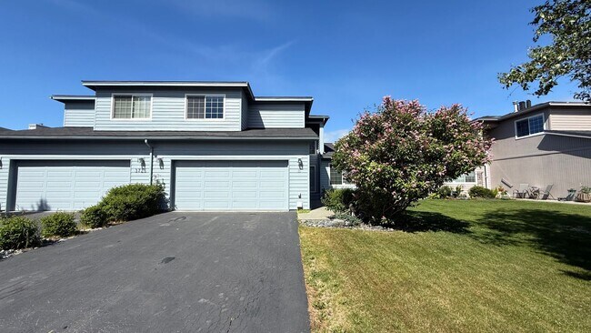 Building Photo - West Side 3 Bed/2.5 Bath Townhouse Condo. Available NOW!