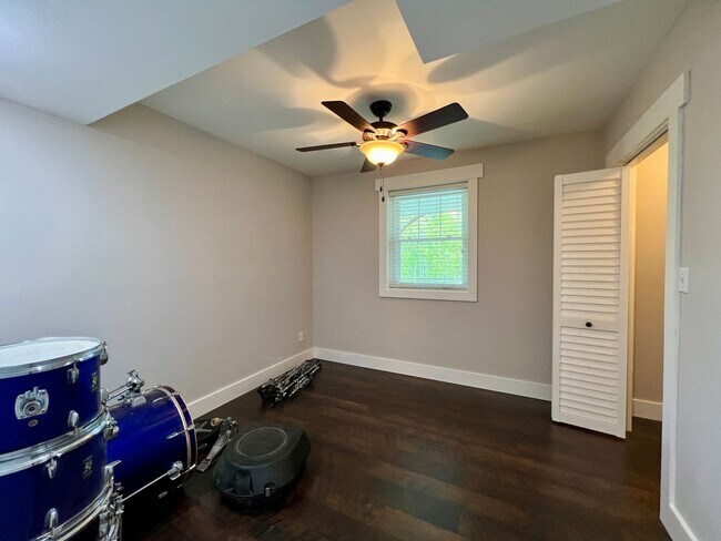 Building Photo - Beautifully Updated Home!  Fenced Yard!