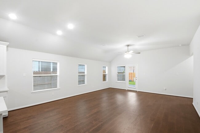 Building Photo - 2106 Villa Flora Ln