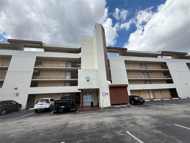 Building Photo - 8860 Fontainebleau Blvd