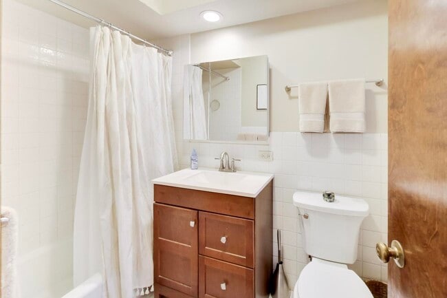 Building Photo - 922 W Fullerton Ave