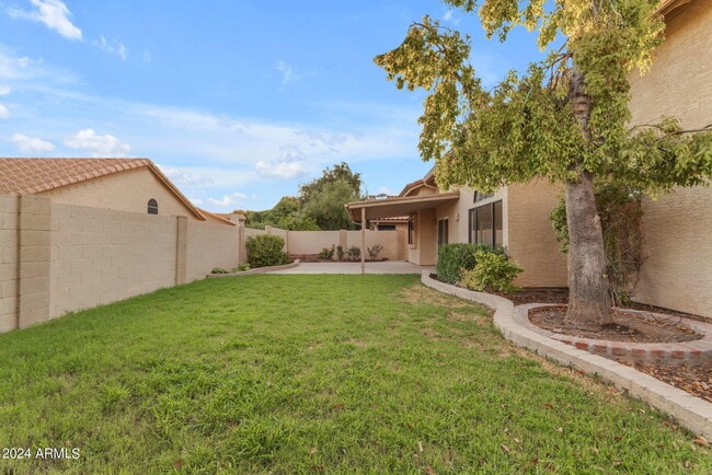 Building Photo - 387 W Larona Ln