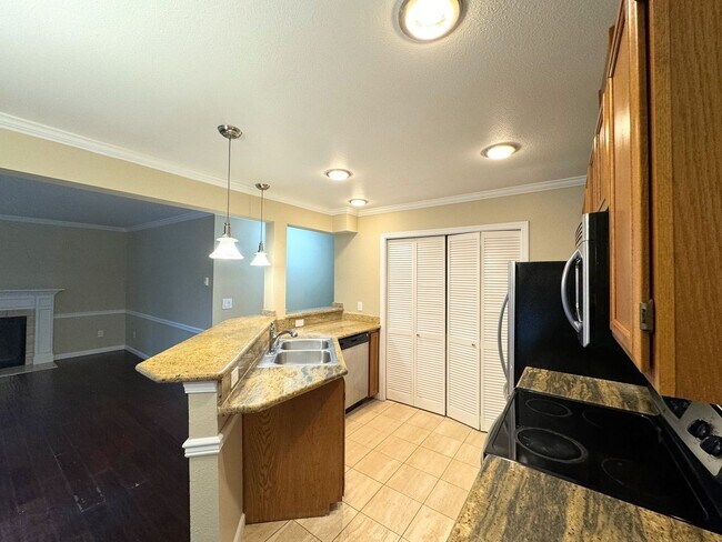 Building Photo - Lovely 2 Bedroom Condo in Hampton Village ...