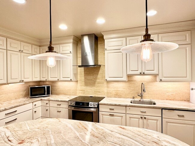 Sutton Place - 3 beds 2.5 baths! Parking!... - Sutton Place - 3 beds 2.5 baths!  Parking!...