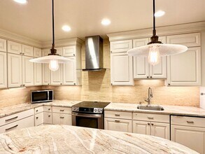 Building Photo - Sutton Place - 3 beds 2.5 baths!  Parking!...