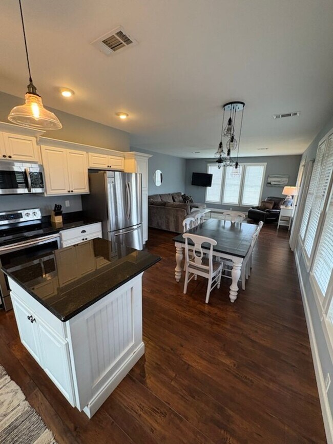 Building Photo - 1150 Sanctuary Shrs Wy