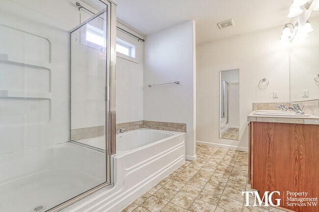 Building Photo - Lovely 3 Bed 2.5 Bath Home in Minnehaha Neighborhood!