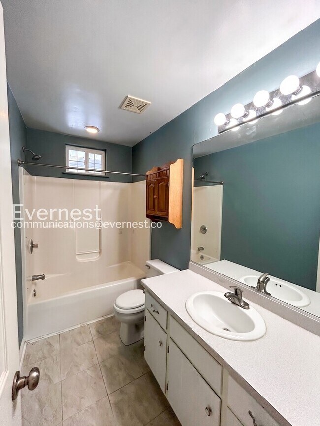 Building Photo - 3 Bed/1.5 Bath Home with Fenced Yard / Available Now!