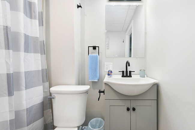 Building Photo - 444 Oneida St