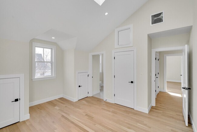 Building Photo - 77 Thorndike St