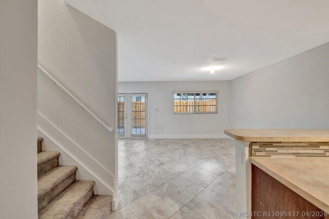 Building Photo - 3055 Riverside Dr