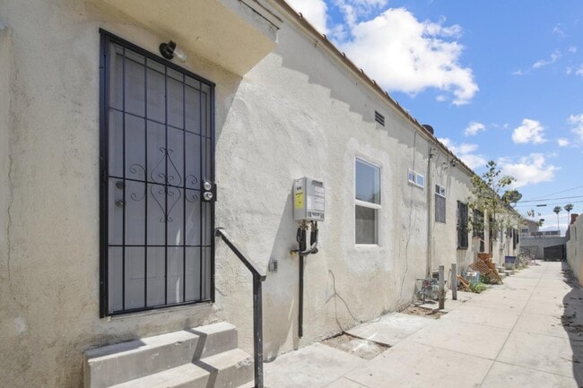 Building Photo - 366 E 55th St