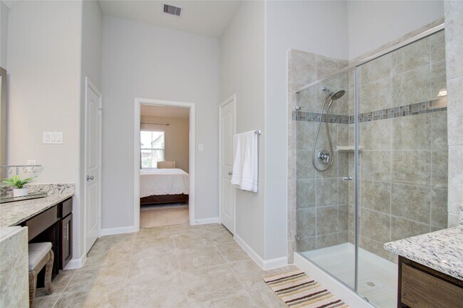 Building Photo - 2015 Royal Landing Dr