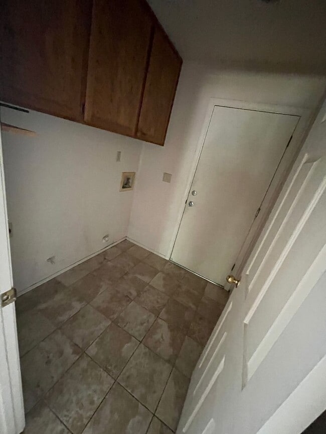 Building Photo - 604 Hovey Way