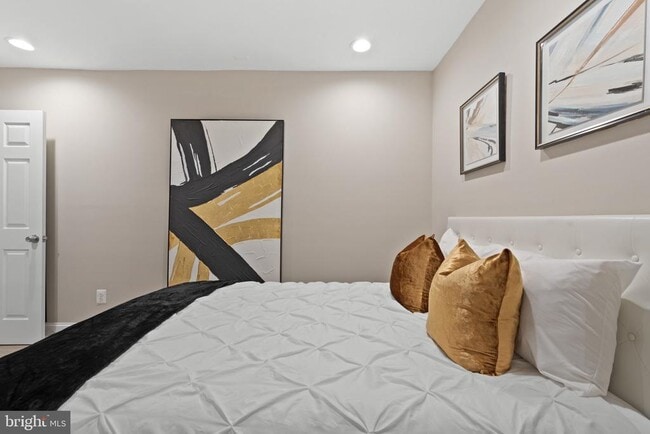 Building Photo - 2219 E Chase St