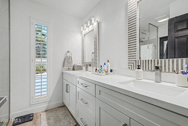 Building Photo - 5140 E Poinsettia Dr