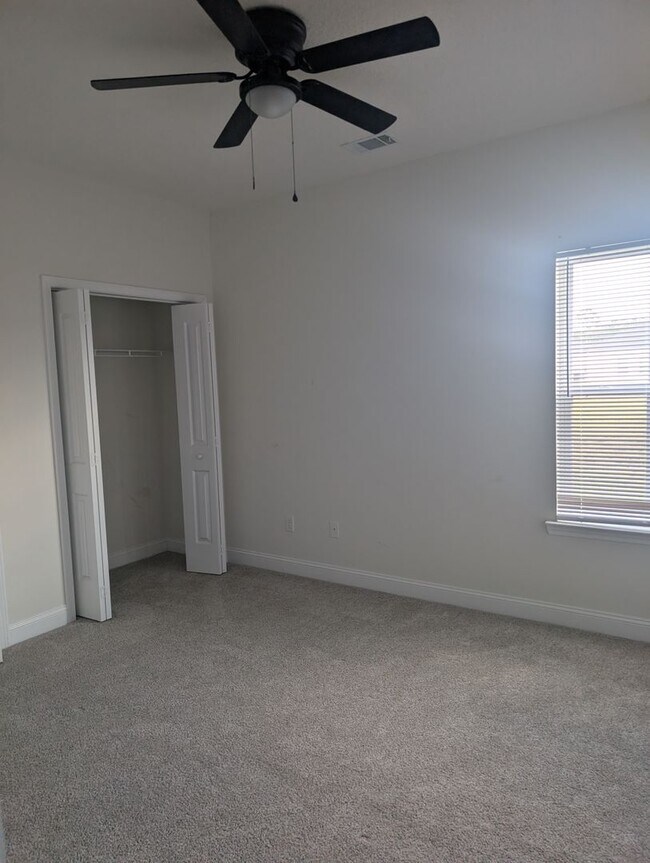 Building Photo - ? CATCH OUR FALL MOVE IN SPECIAL BEFORE IT...