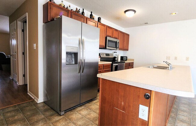 Building Photo - Beautiful 3 bed 2 1/2 bath townhome in a g...