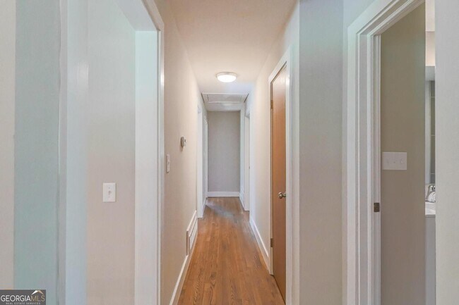 Building Photo - 99 Woodvalley Dr