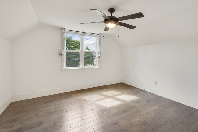 Building Photo - Charming 1906 Craftsman in Fremont — 3 Beds, Walk to Shops & Parks