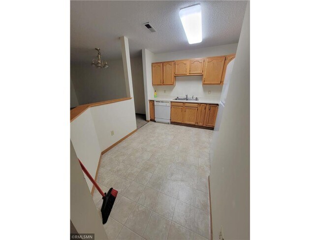 Building Photo - 855 Highview Dr