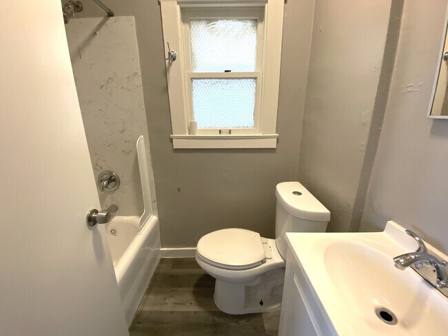 Interior Photo - 2042-2046 International Blvd