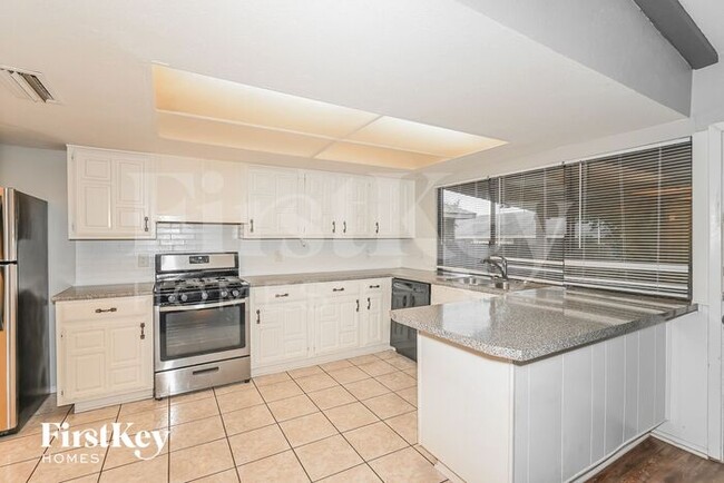 Building Photo - 6333 Fallbrook Dr