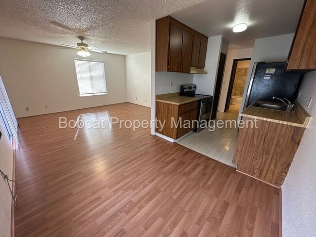 Building Photo - 400 S Saliman Rd