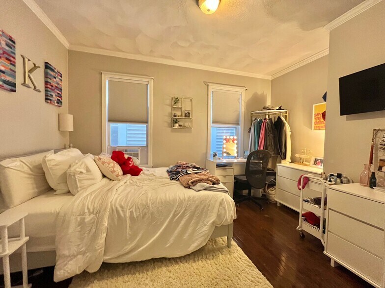 Building Photo - 716 E 6th St