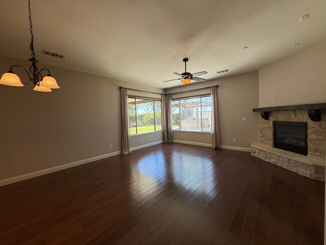 Building Photo - Beautiful 4 Bedroom + Office Home in Grand Island!