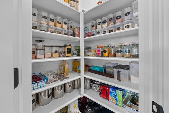 Building Photo - 230 Bequette Ln