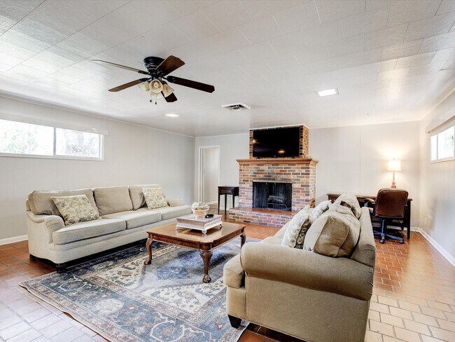 Building Photo - 3524 Corto Ave