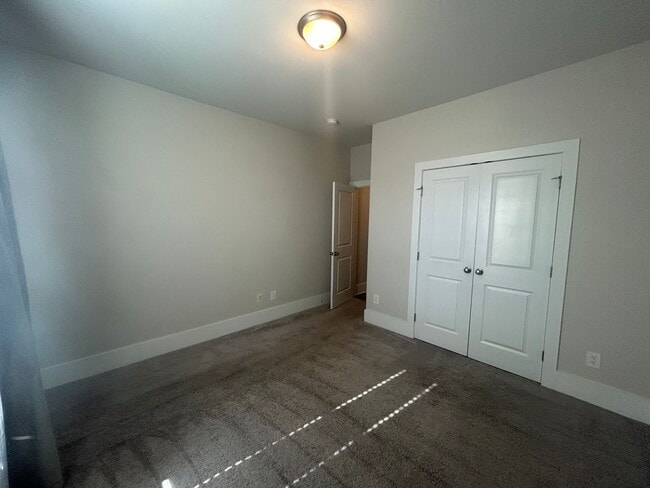 Building Photo - LIMITED TIME DEAL! $350 OFF FIRST MONTH RENT