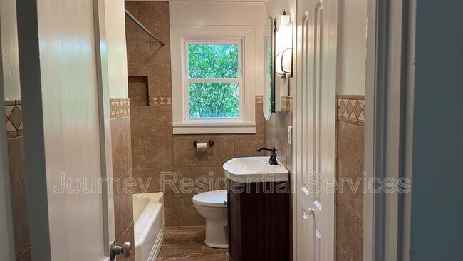 Building Photo - 539 W Weatherspoon St