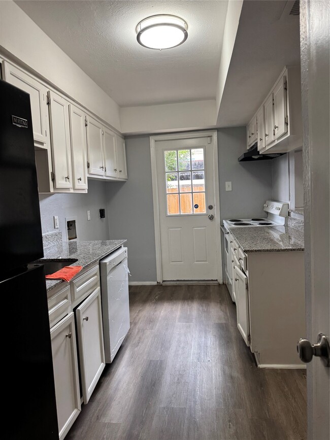 Building Photo - 7925 Grove Ridge Dr
