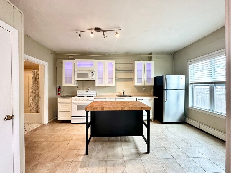 Building Photo - 48 America St