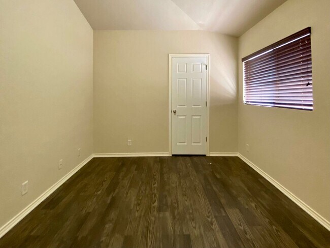 Building Photo - Gorgeous 4 bed/2.5 bath home in a great lo...