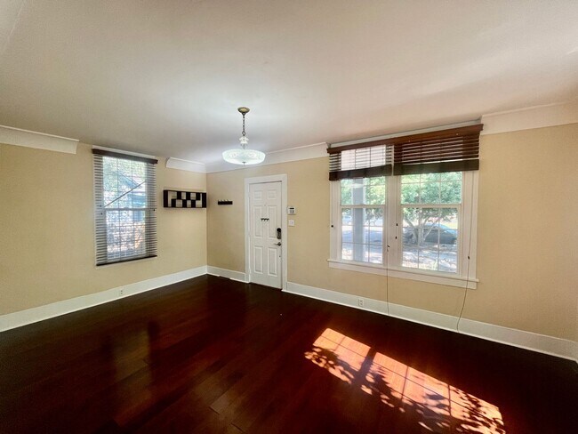 Building Photo - Updated 2 Bedroom Downtown Home!