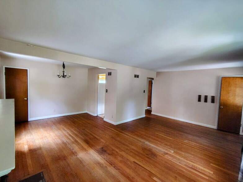 Building Photo - 130 Turf Ct