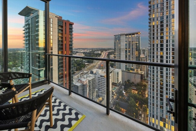 Building Photo - 610 Davis St