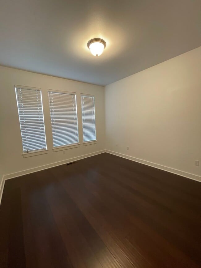 Building Photo - 1039 NE Watt Way